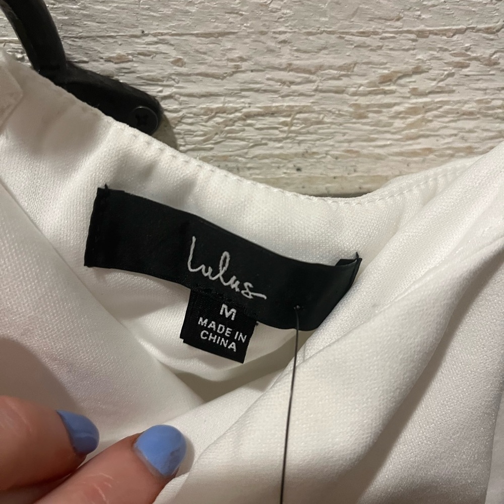 NWT Lulu’s white dress with slit. - Picture 4 of 8
